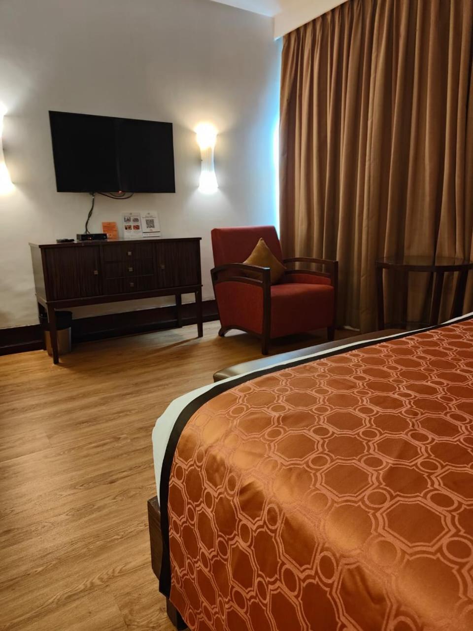 Pride Hotel, Madras Buitenkant foto
