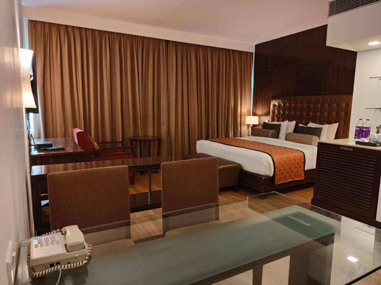 Pride Hotel, Madras Buitenkant foto